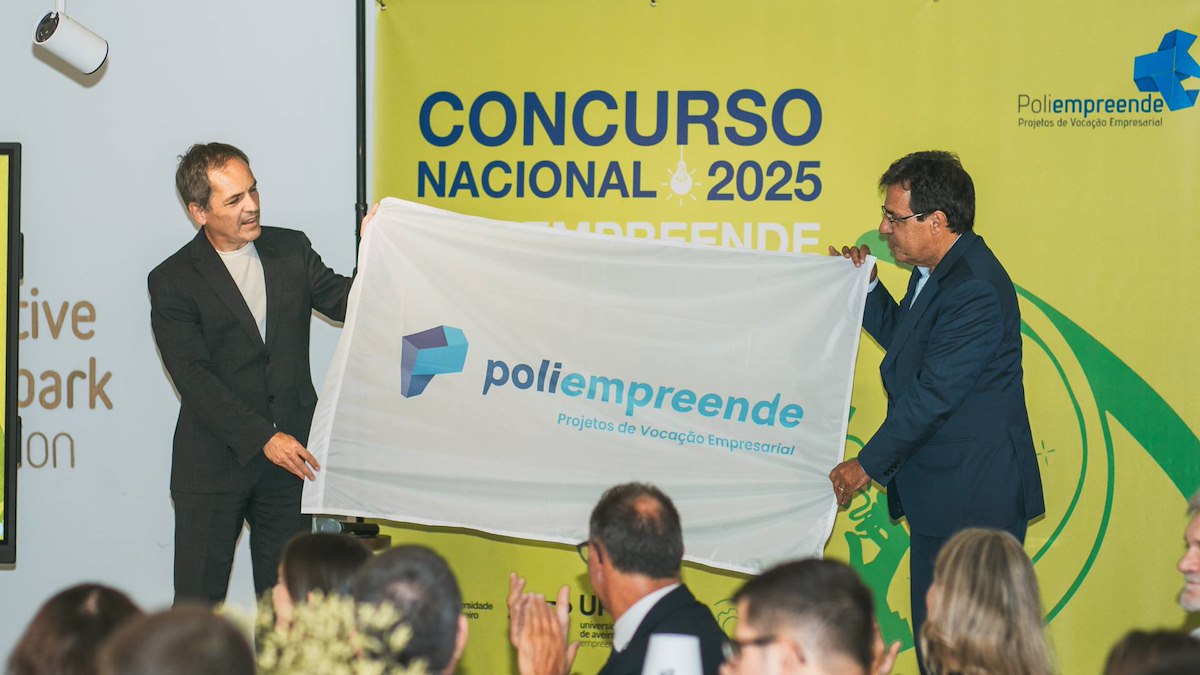 Reitor da UA entrega bandeira ao Reitor da Universidade do Algarve